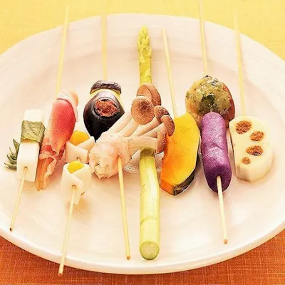 オレイン酸豊富な油で揚げる軽やかな食感。職人技が冴える旬の創作串かつ