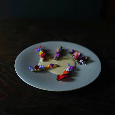 料理名のないメニュー。器の名前だけが記されたお品書きから始まる、唯一無二の食体験