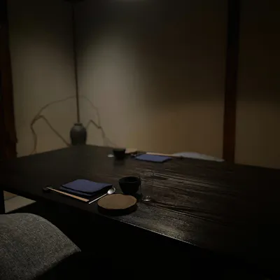 床の間の生け花から空間全体まで。過去と現在、日常と非日常のあいだで人や文化が行き交う場所