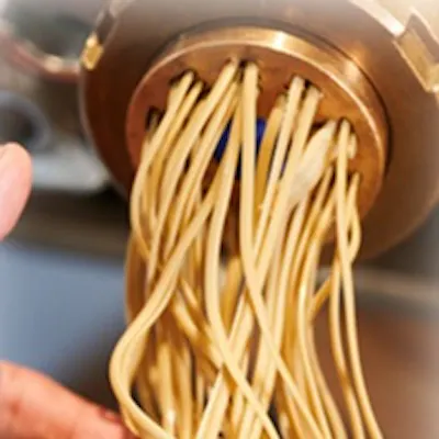 玄米の生パスタを、店内で毎日手作り。