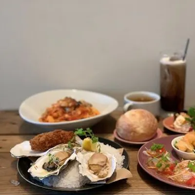 海を眺めて味わう贅沢ランチ。お好きなパスタやピザが選べる人気のコース
