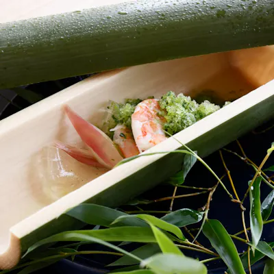 「海の摘み草料理」