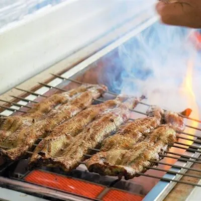 蒸さずに香ばしく焼き切る「地焼き」。皮はパリッと、身は驚くほどふっくら。