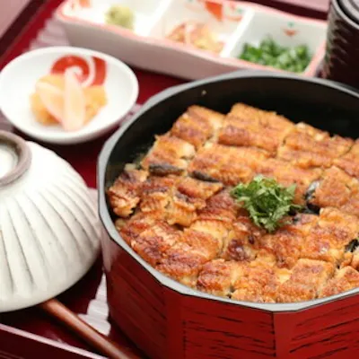 伝統の鰻重から独自の塩焼きまで。利用シーンに応じた多彩なお品書き。