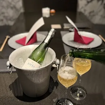 ソムリエ厳選ワインと厳選地酒。料理を引き立てる幅広いラインナップ