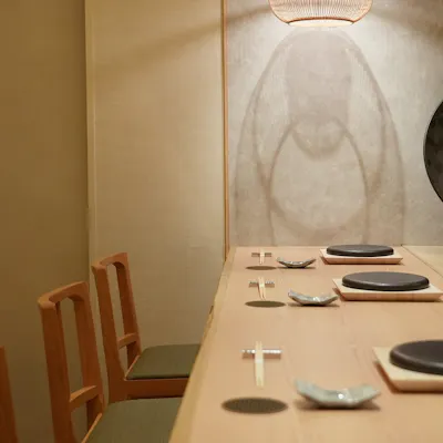 カウンター席で味わう、一貫が生まれるまでの時間