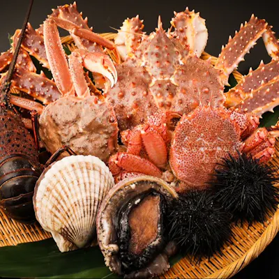 厳選した蟹と旬魚が生み出す四季の味覚