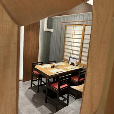 木調の落ち着いた隠れ家空間。接待に最適な個室と貸切対応の温かな店内