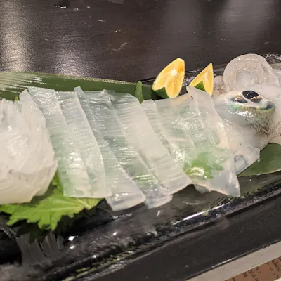 鮮度溢れる「泳ぎイカ」と漆黒のシャリが織りなす、唯一無二の握り。