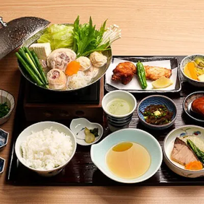 お昼時もお一人様から気軽に楽しむ、創業以来受け継ぐ至高の水たき
