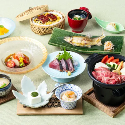季節の味覚を堪能できる懐石コース