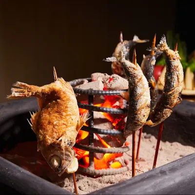 【炭火を囲む原始焼き】香ばしく焼き上げる旬の魚介を堪能