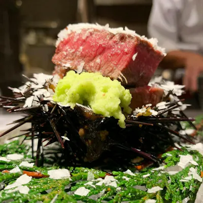 季節の食材を囲炉裏で。極上出汁が引き立てる肉和食の真髄