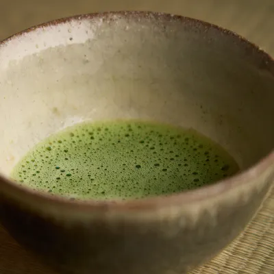 お茶の豊かな香りと深い味わい。心を解きほぐす、職人が丁寧に点てる至高の一杯