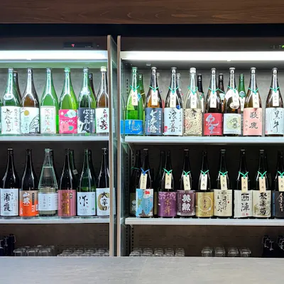 日本酒専用冷蔵庫からお好みを注ぎ嗜む、贅沢なセルフ利き酒飲み放題