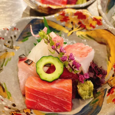 四季折々の恵みを映す一品料理。旬の魚と野菜が織りなす優しい味わい