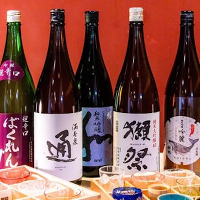 日々入れ替わる厳選日本酒と料理の味を引き立てる銘柄酒のラインナップ