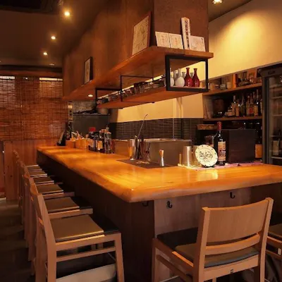 料理とお酒をゆっくり楽しめる、カウンター中心の空間