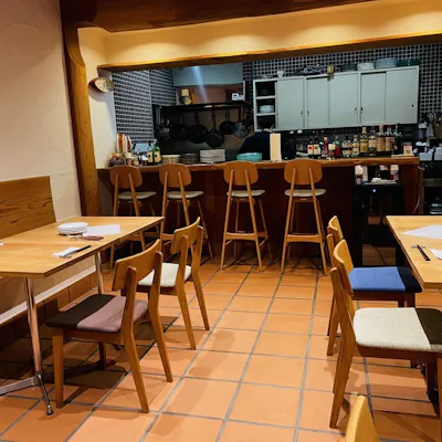 住宅街に佇む温もりの空間。貸切での食事会にも対応