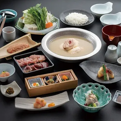 自社養鶏「華味鳥」の旨味が溶け出す極上スープと伝統の博多水たき