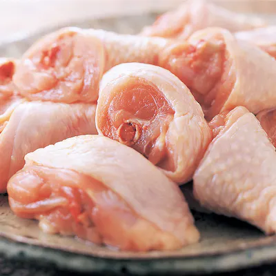 美味しさへのこだわりは素材から…自ら育てた九州産「華味鳥」