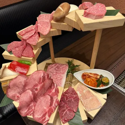 名物「究極12段盛」で味わう極上肉