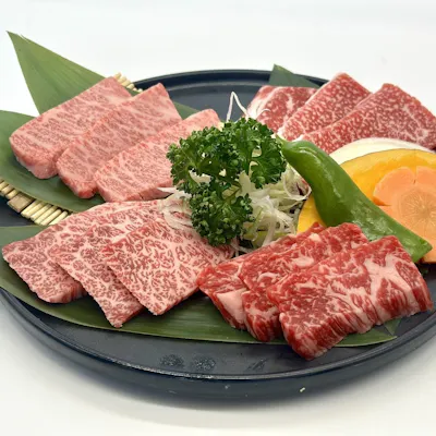 心躍る「和牛肉ケーキ」でお祝いを。飲み放題付きの上質コースも充実
