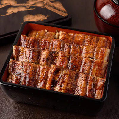 店内の生簀から上げる抜群の鮮度。パリッと香ばしい関西風「地焼き鰻」