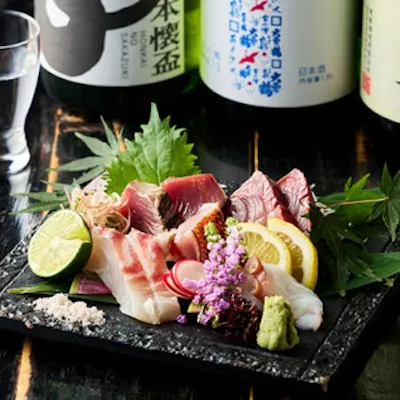 新鮮な旬の魚介を使った「お造り5種盛り合わせ」