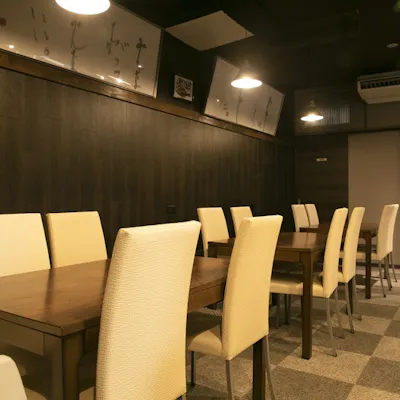 個室完備の本館と上質な趣漂う離れ「縁側」。用途で選べる寛ぎの和空間
