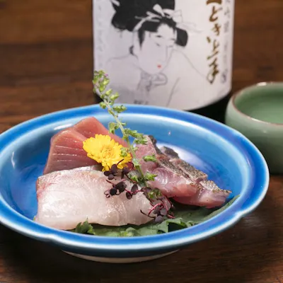 豊後水道直送の活魚から和牛鉄板料理まで。本館と「縁側」で紡ぐ極上の和食