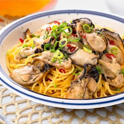特許技術で浄化された安全な生牡蠣と、1日限定5食の贅沢な創作パスタに舌鼓