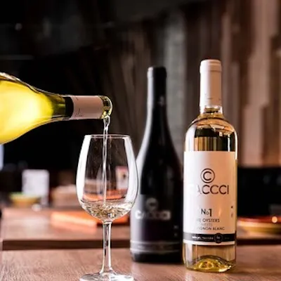 名門ワイナリーと共同開発。牡蠣の美味しさを最大限に引き出す専用ワイン