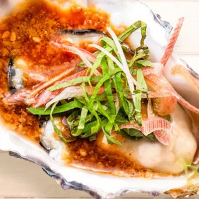 安全性を追求した旬の生牡蠣食べ比べと博多名物をアレンジした限定メニュー