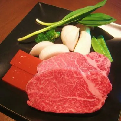 純和風の落ち着いた空間で極上の近江牛料理を味わう