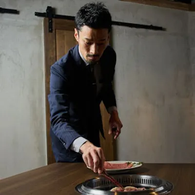 職人が最高の焼き加減でおもてなし。心地よい距離感で過ごす上質な時間
