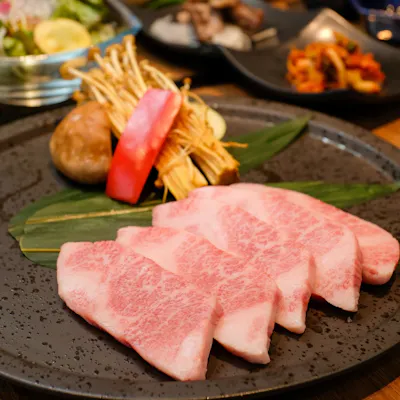 神戸観光にも最適な好立地。豪華神戸牛コースと充実の飲み放題で贅沢なひとときを