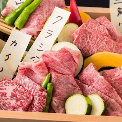 熟練の「焼き師」がアテンド。部位ごとの旨味を極限まで引き出す火入れの美技