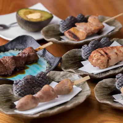 鮮度際立つ手打ちの技。店主が厳選した三大地鶏の食べ比べ