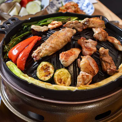 自分で焼いて楽しむ地鶏焼肉