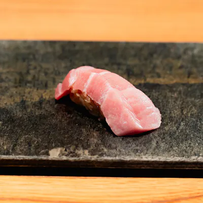 旬の生マグロと厳選魚介が咲き誇る。本格江戸前鮨と逸品料理で織りなす至高のコース。