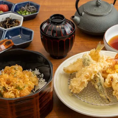 旬の味覚を堪能する当店限定の天ぷら串とまぶしめし