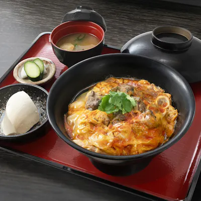 ランチ限定。名物「親子丼」で味わう神楽とりの旨み