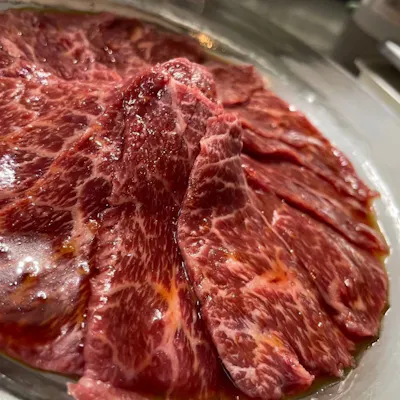 オーダーカットで鮮度を保つ秘伝のタレが染み込んだ上質なお肉