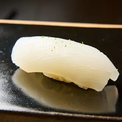 旬の鮮魚と職人技が魅せる一貫。コース全体の調和を愉しむ仕立て