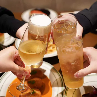 美食の余韻を深める、世界各国の厳選ワインと九州クラフトビール