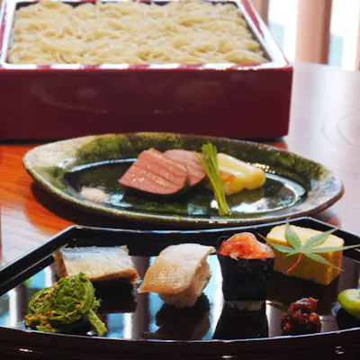 季節の味わいを重ねる、昼と夜のそば懐石