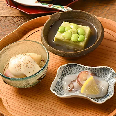 前菜3品から始まる自由なアラカルトの愉しみ、ちょい飲み利用にも
