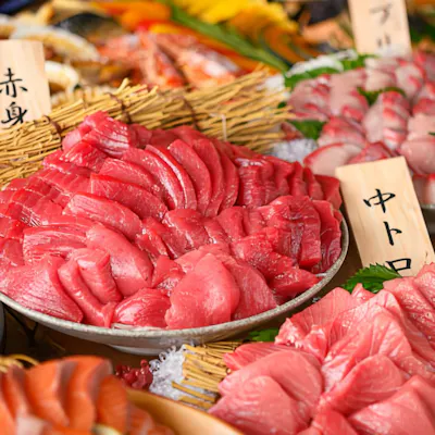 国産生本マグロや本ズワイガニも贅沢食べ放題!