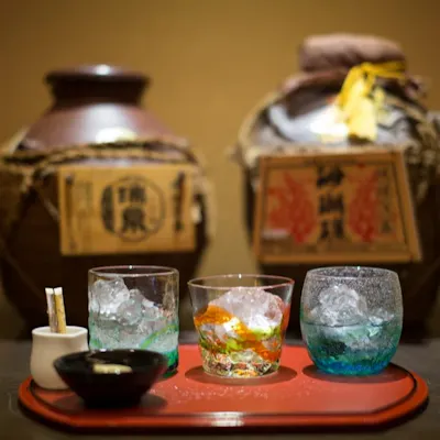 定番から古酒まで。琉球グラスで楽しむ、奥深い泡盛の世界